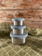 Last inn bildet i Galleri-visningsprogrammet, Metallbokser med silikonlokk, små, Haps