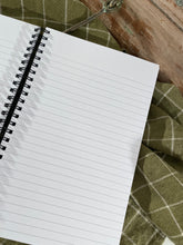 Last inn bildet i Galleri-visningsprogrammet, Notatbok med linjer
