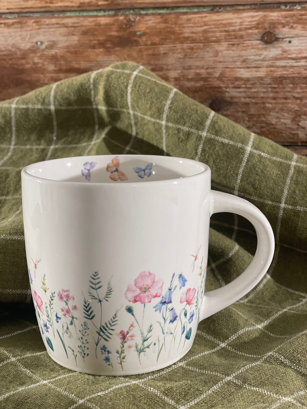 Søte kopper med blomstermotiv